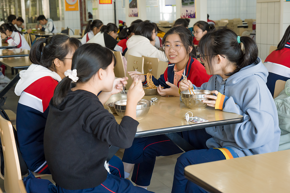 学校食堂承包,为学生提供更优质、更便捷的餐饮服务.png